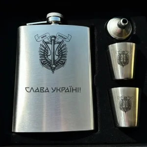 Подарунковий набір. Фляга, стаканчики, лійка.