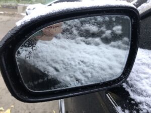 Гравіювання автомобільного дзеркала з датчиком сліпої зони — процес нанесення іконки лазером