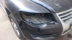 Автомобіль з викраденими фарами 